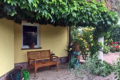 Ferienhaus Aussenansicht mit Bank